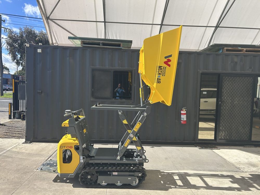 DT08 high-tip dumper emptying its bucket